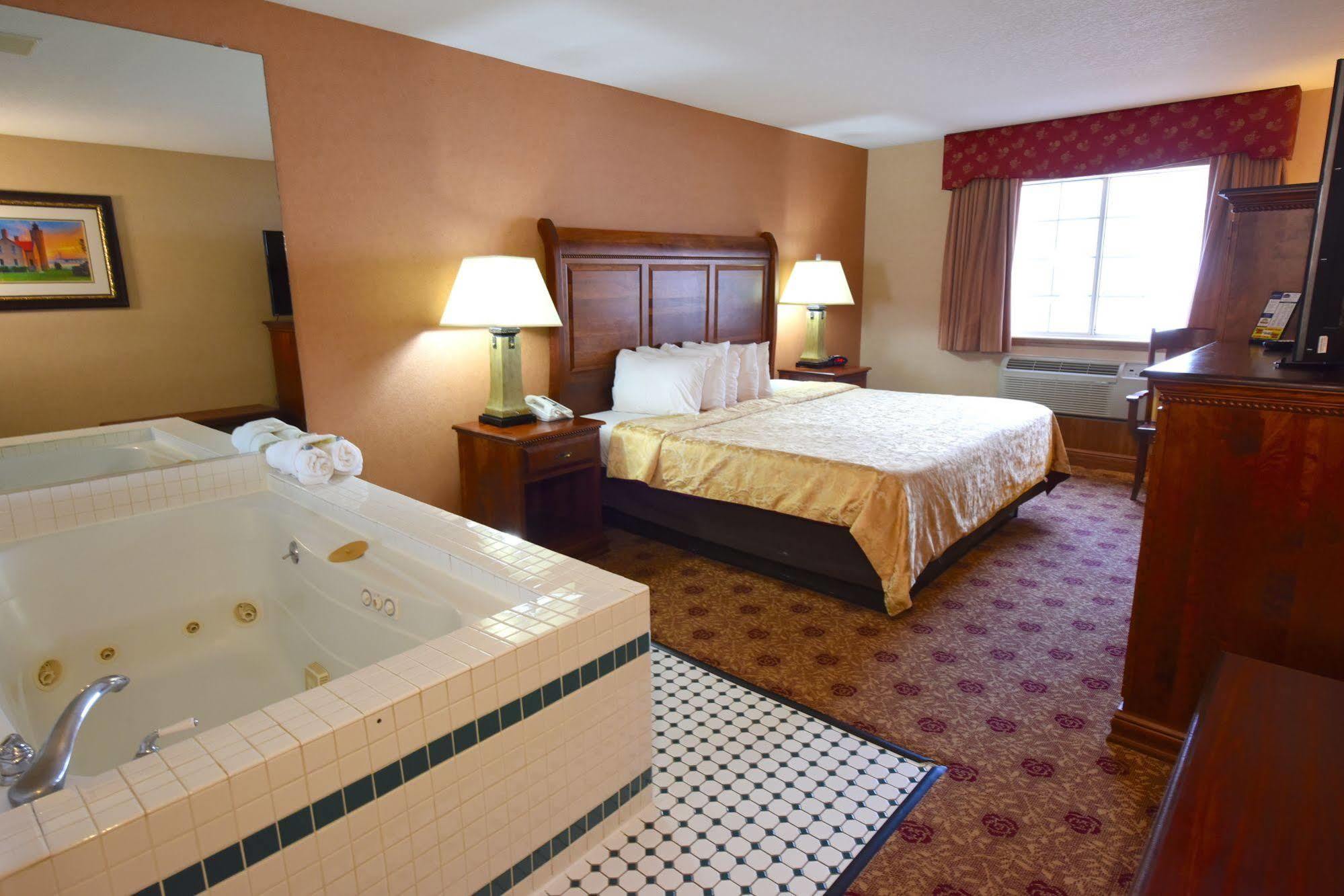 Hamilton Inn Select Beachfront Mackinaw City Bagian luar foto